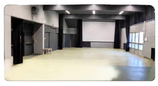 Grande salle avec scène du Centre Social