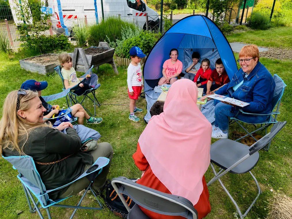 Habitantes réunies dans le jardin du Centre Social des 5 Bonniers
